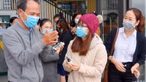 Cô giáo sáng chế nước rửa tay sát khuẩn tặng người dân