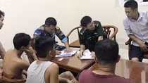 Tàu chở cát bất ngờ gãy làm đôi 
