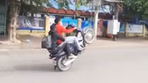 Xử phạt nam thanh niên lái xe máy bằng 1 bánh 