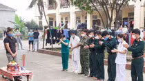 Lập bàn thờ tại khu cách ly khi nghe tin bố mất