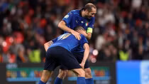 Màn nhảy chân sáo của Jorginho và nhớ cú panenka huyền thoại từ Pirlo