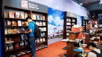 Sách Việt ra thế giới: Không thể “tự bơi”