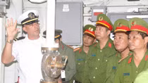 Cảnh sát PCCC TP Đà Nẵng giao lưu, trao đổi kinh nghiệm với thủy thủ tàu sân bay US Carl Vinson (CVN70)
