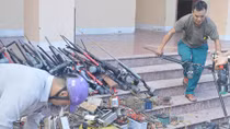 Công an huyện Nghi Xuân tiêu hủy hơn 100 khẩu súng tự chế