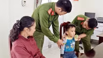 Giúp cháu nhỏ bị lạc về với gia đình