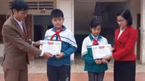 Hai học sinh lớp 7 nhặt được ví tiền trả lại người đánh rơi