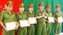 Khen thưởng tập thể, cá nhân có thành tích trong điều tra, truy bắt tội phạm