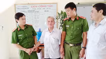 Giúp đỡ cụ ông về với gia đình