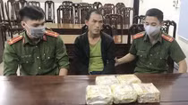 Cán bộ y tế Lào mua bán 5kg ma túy dạng đá