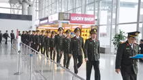 Những chiến sĩ đón Tết trên đường băng