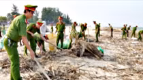 Tuổi trẻ Công an Quảng Bình chung tay làm sạch biển 