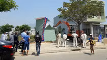 Tháo dỡ ki ốt do “cò đất” lắp dựng trái phép