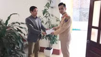 Cảnh sát giao thông mỗi ngày làm một việc tốt 