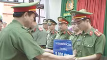 Trao thưởng cho cán bộ, chiến sĩ điều tra vụ đào hầm trộm tài sản hơn 3,8 tỷ đồng