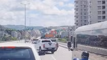 Xử lý 2 lái xe ô tô chèn nhau trên cầu Bãi Cháy