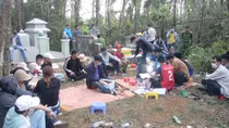 Triệt phá ổ bạc trong nghĩa địa