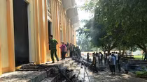 Công an nỗ lực dập lửa đám cháy ở nhà thờ Công giáo 