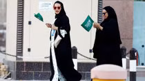 Cuộc đấu tranh đòi xóa bỏ "hệ thống giám hộ" của phụ nữ Arab Saudi