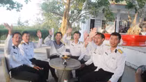 “Cột mốc sống” giữa trùng khơi