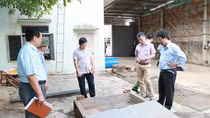 Đoàn kiểm tra thực tế vụ nghi giếng nước nhiễm xăng dầu
