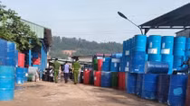 Tạm giữ 1.000 thùng nhiễm hóa chất tại cơ sở xả thải trái quy định