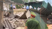 Cảnh sát giải cứu người đàn ông trong căn nhà bị sập