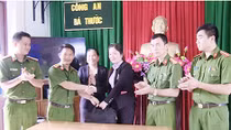 Trao trả hơn 60 triệu đồng bị mất cho người dân
