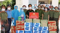  Tặng quà cho chốt kiểm dịch phía Nam của tỉnh Quảng Bình