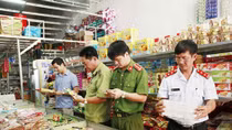 Lực lượng chức năng kiểm tra về an toàn thực phẩm trên địa bàn TP Hà Nội.