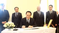 Chủ tịch nước viếng Nhà vua Thái Lan Bhumipol Adulyadej
