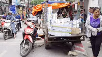 Va chạm với xe ba gác, người đàn ông điều khiển xe máy bị giấy rơi đè tử vong