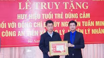 Truy tặng Đại úy Nguyễn Tuấn Minh Huy hiệu “Tuổi trẻ dũng cảm" 