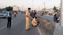 Lao xe máy vào dải phân cách, một người đàn ông tử vong