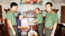 Tặng quà tri ân mẹ Việt Nam anh hùng và các gia đình thân nhân liệt sỹ CAND
