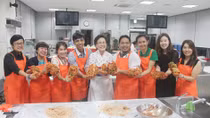 Các nhà báo ASEAN học cách làm kimchi