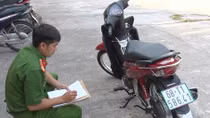 Quên không rút khóa, chiếc xe máy "biến mất" trong phút chốc