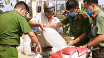 Mát lòng những xe nước ngọt giữa cơn hạn mặn