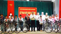 Tặng xe đạp và quà cho học sinh hiếu học Bản Giang