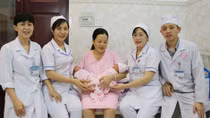 Niềm hạnh phúc vô bờ của người phụ nữ 42 tuổi lần đầu được làm mẹ