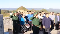 Tổng Công ty Điện lực miền Bắc tặng cờ Tổ quốc cho Đồn Biên phòng Lũng Cú