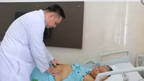 Cụ bà 70 tuổi lên bàn mổ lần thứ 6 nhờ "cánh tay robot"