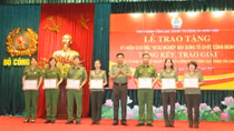 Trao tặng Kỷ niệm chương "Vì sự nghiệp xây dựng tổ chức Công đoàn" 
