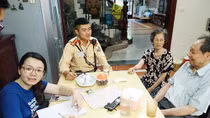 Qua Facebook, CSGT tìm gia đình và đưa cụ ông bị lạc về nhà