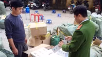 Thu giữ hàng trăm đôi giày, mic, camera các loại không rõ nguồn gốc