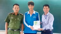 Khen thưởng nam sinh lớp 10 dũng cảm bắt cướp