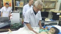 Bé trai bị cha dượng và mẹ ruột đánh gãy chân