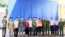 Học viện CSND trao quà cho học sinh vùng mưa lũ