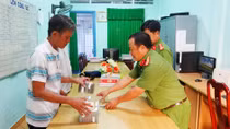 Trao trả 2,1 tỷ đồng cho người trúng thưởng bị chiếm giữ trái phép