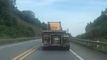 Xe container “hạ” hàng loạt dải phân cách trên cao tốc Nội Bài- Lào Cai