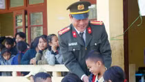Học tiếng đồng bào, được bà con xem như người con của bản 